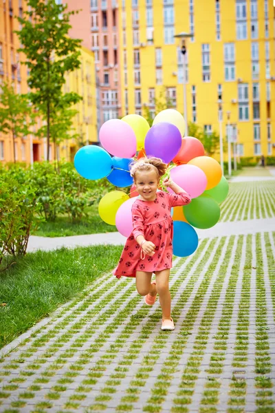快乐的小女孩，在户外用气球 — 图库照片