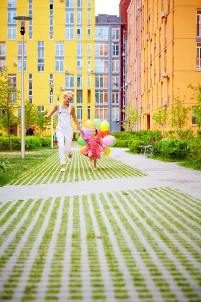 Mor och barn med färgglada ballonger — Stockfoto