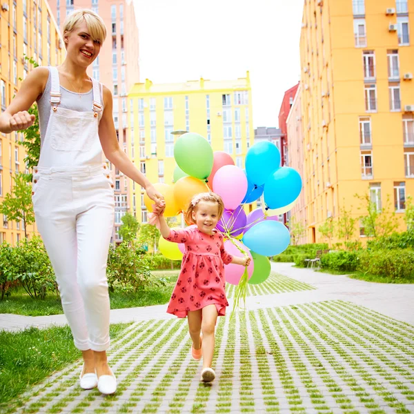 Anne ve çocuk renkli balonları — Stok fotoğraf