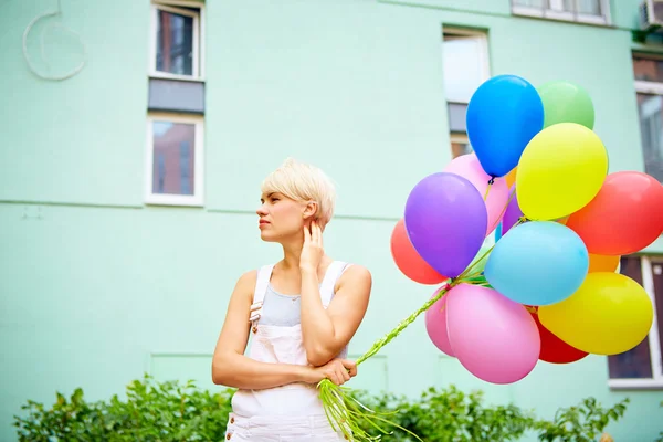 Szczęśliwa młoda kobieta z kolorowych balonów lateksowych — Zdjęcie stockowe