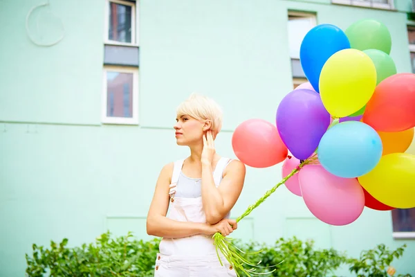 Mujer joven feliz con globos de látex de colores — Foto de Stock