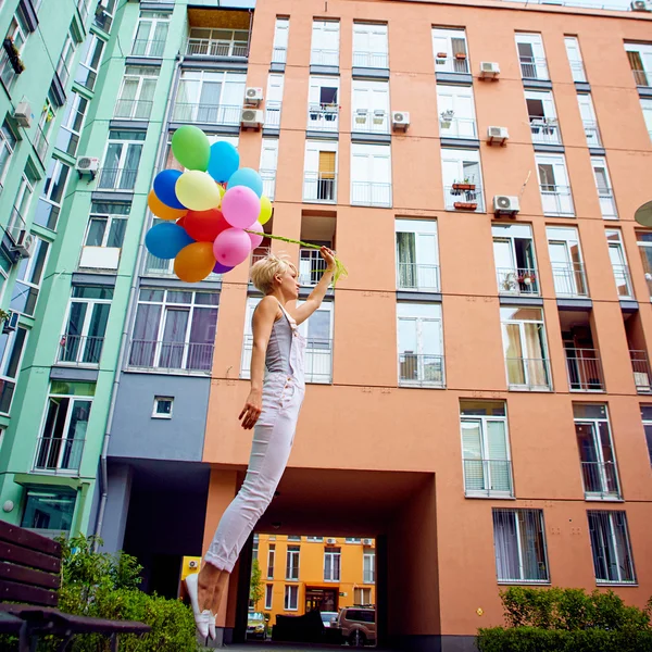 Mujer joven feliz con globos de látex de colores — Foto de Stock