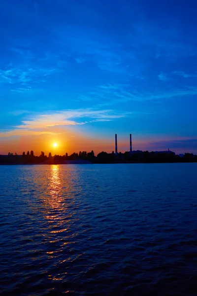 Fabbrica in silhouette e cielo all'alba — Foto Stock