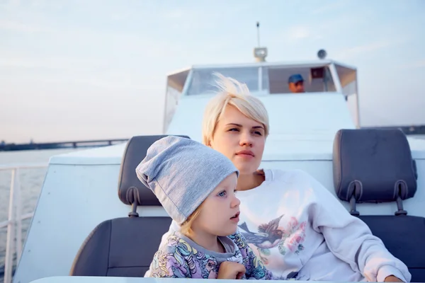 ヨットやカタマランのボートに乗って、母娘 — ストック写真