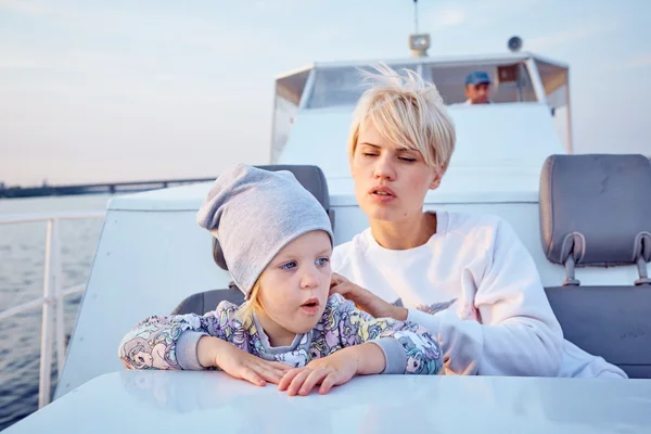 Anne, kızı yat veya katamaran tekne — Stok fotoğraf