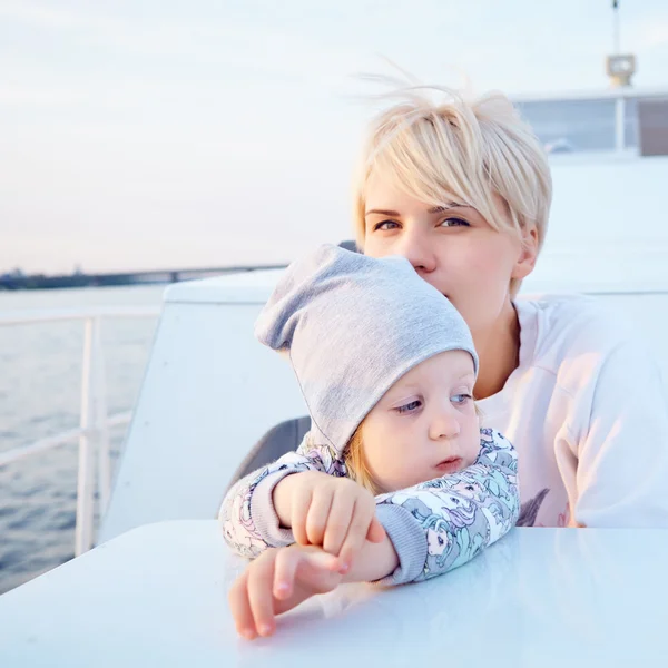 Mor, dotter på yacht eller katamaran båt — Stockfoto