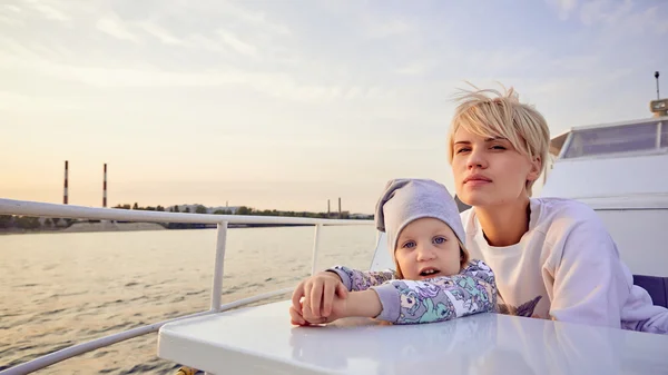 Mama, fiica pe iaht sau barca catamaran — Fotografie, imagine de stoc