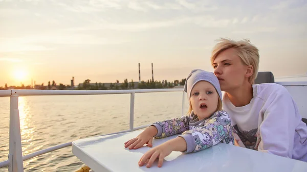 Anne, kızı yat veya katamaran tekne — Stok fotoğraf