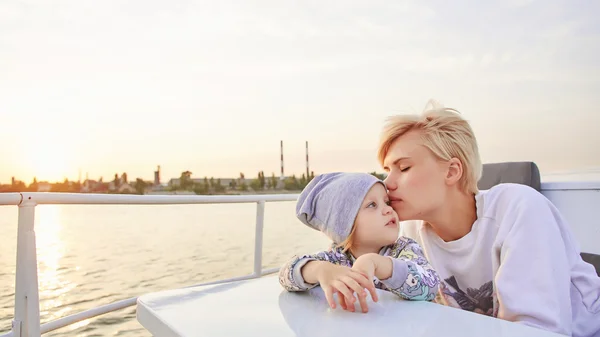 Anne, kızı yat veya katamaran tekne — Stok fotoğraf