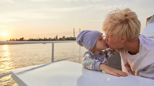 Matka, dcera na jachtě nebo katamaranem lodi — Stock fotografie
