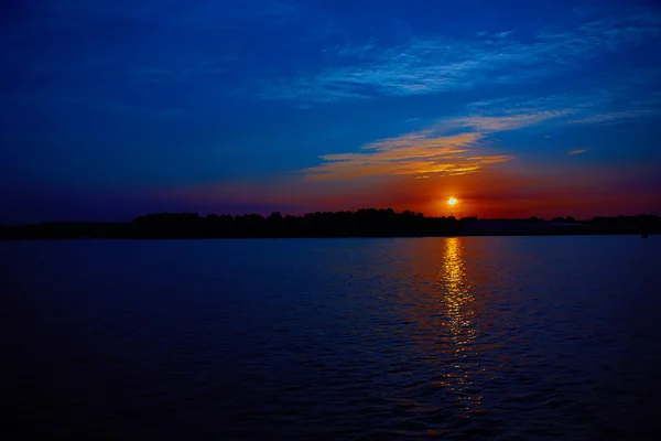 Zonsopgang over de rivier — Stockfoto