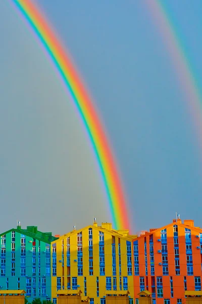 Doppio arcobaleno sulla città — Foto Stock