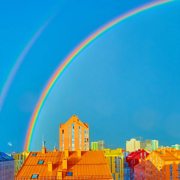 Dubbele regenboog over de stad — Stockfoto