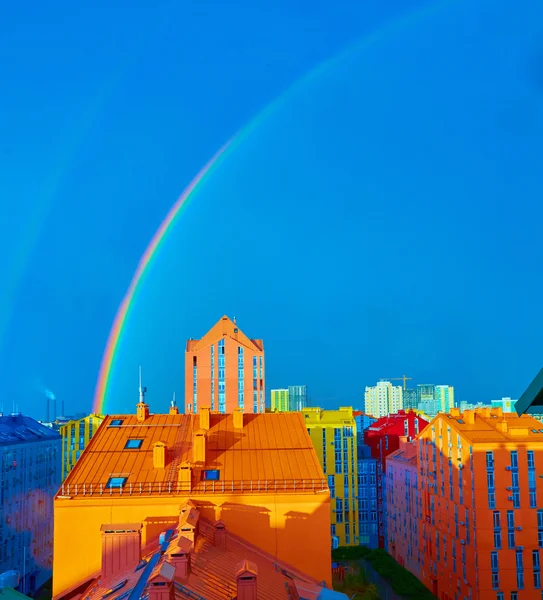 Doppelter Regenbogen über der Stadt — Stockfoto