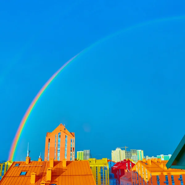 Duplo arco-íris sobre a cidade — Fotografia de Stock