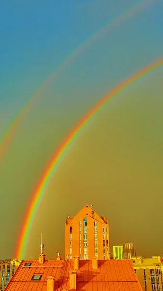 Dubbele regenboog over de stad — Stockfoto