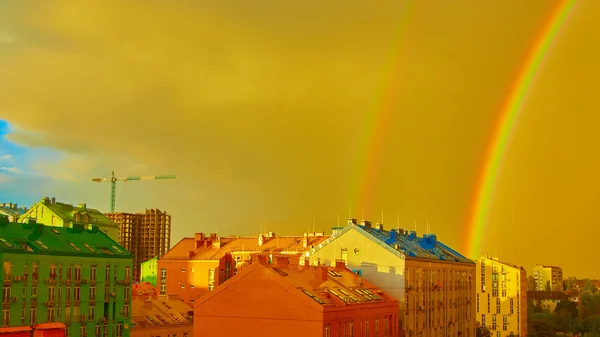 城市上空的双彩虹 — 图库照片