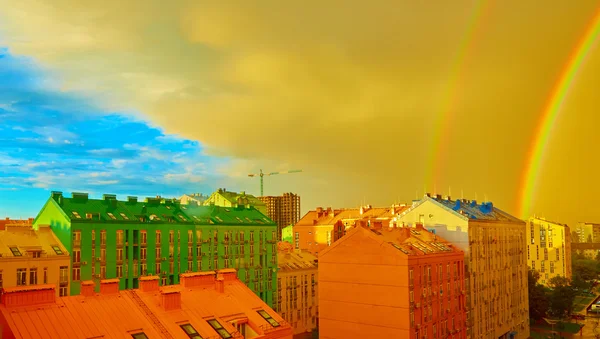Doppio arcobaleno sulla città — Foto Stock