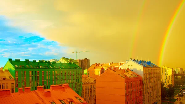 Şehrin üzerinde çifte gökkuşağı — Stok fotoğraf