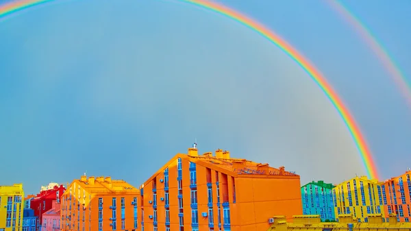 Doppio arcobaleno sulla città — Foto Stock