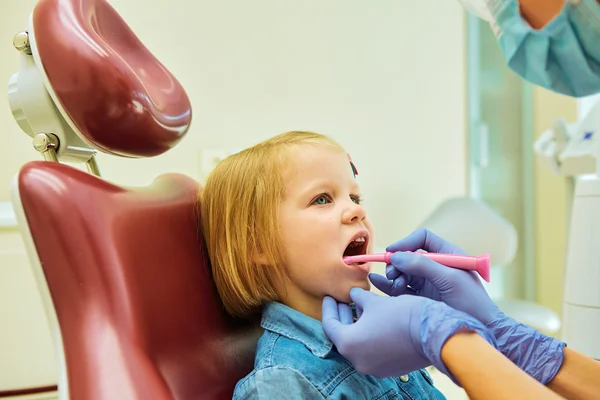 Kleine Patientin in der Zahnarztpraxis — Stockfoto