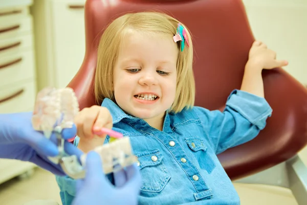 Little girl sitting in the dentists office — Stock Photo, Image