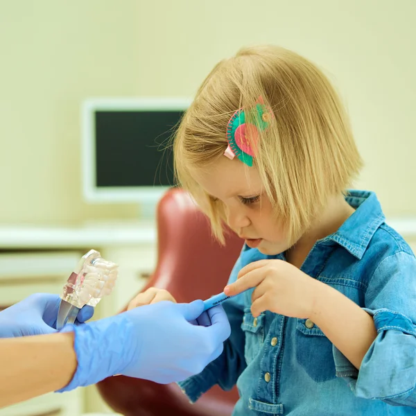 Little girl sitting in the dentists office — Stock Photo, Image