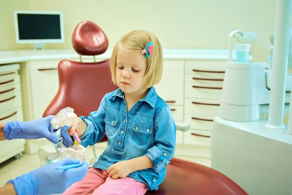 Little girl sitting in the dentists office — Stock Photo, Image