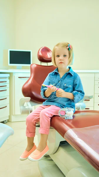 歯医者のオフィスに座っている女の子 — ストック写真