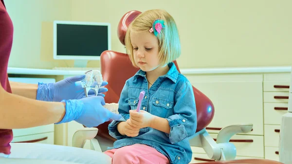 Little girl sitting in the dentists office — Stock Photo, Image