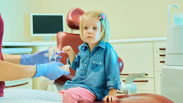 Little girl sitting in the dentists office — Stock Photo, Image