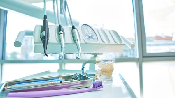 Penutup dari peralatan dokter gigi modern — Stok Foto