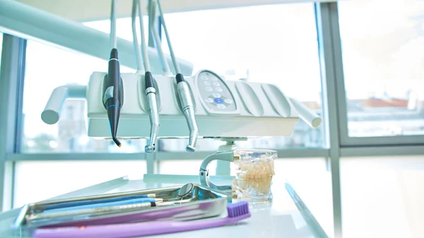 Fechar as ferramentas de um dentista moderno — Fotografia de Stock