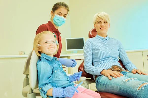 歯科医の椅子に座ってかわいい女の子 — ストック写真