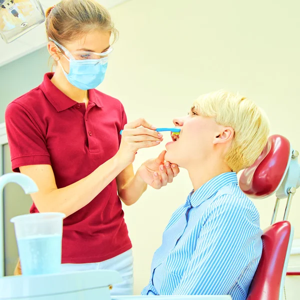 Die richtige Verwendung einer Zahnbürste für perfekte Mundhygiene — Stockfoto