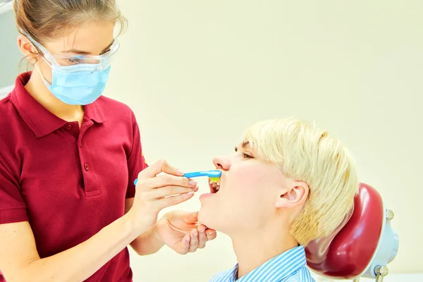 Die richtige Verwendung einer Zahnbürste für perfekte Mundhygiene — Stockfoto