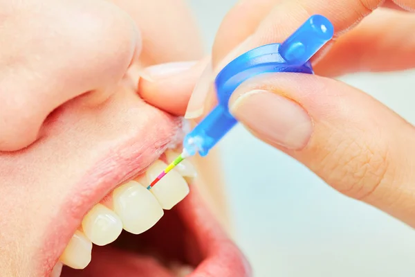 El uso correcto de un cepillo dental para una higiene bucal perfecta — Foto de Stock