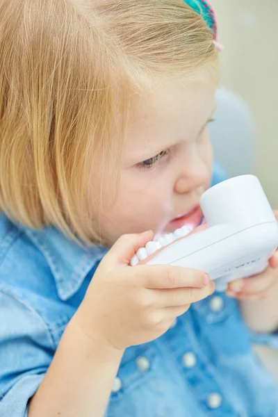 Niña sentada en el consultorio de dentistas — Foto de Stock