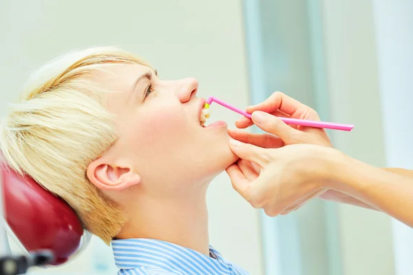 O uso correto de uma escova de dentes para uma higiene oral perfeita — Fotografia de Stock