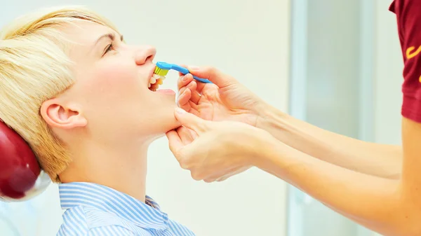 El uso correcto de un cepillo dental para una higiene bucal perfecta — Foto de Stock