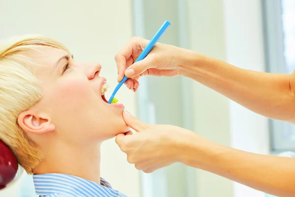 El uso correcto de un cepillo dental para una higiene bucal perfecta — Foto de Stock