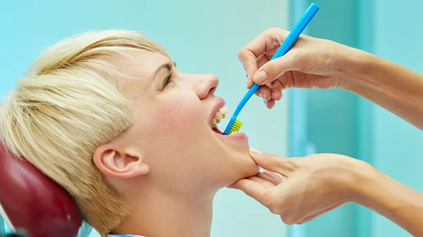 La correcta utilización de un cepillo de dientes para la higiene oral perfecta正确使用牙刷为完美的口腔卫生 — 图库照片