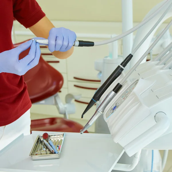 Mãos de dentista — Fotografia de Stock