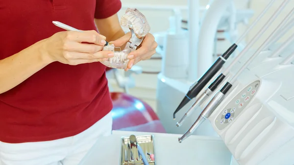 Руки стоматолога — стоковое фото
