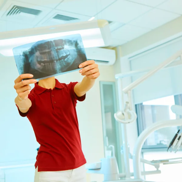 Médico ou dentista olhando para raio-x — Fotografia de Stock