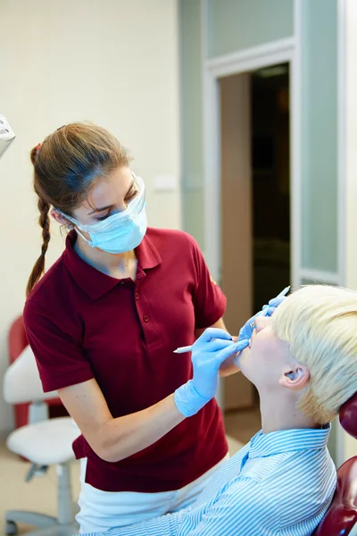 Οδοντίατρος που θεραπεύει ασθενή γυναίκα — Φωτογραφία Αρχείου