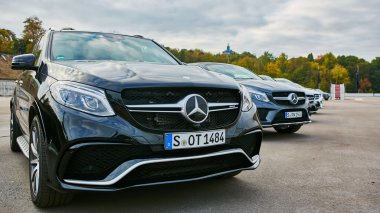 Kiev, Ukrayna - 10 Ekim 2015: Mercedes Benz yıldız deneyim. Test sürüşleri dizi