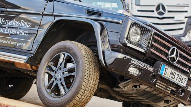 Kiev, Ukrayna - 10 Ekim 2015: Mercedes Benz yıldız deneyim. Test sürüşleri ilginç serisi