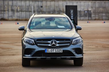 Kiev, Ukrayna - 10 Ekim 2015: Mercedes Benz yıldız deneyim. Test sürüşleri dizi