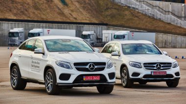 Kiev, Ukrayna - 10 Ekim 2015: Mercedes Benz yıldız deneyim. Test sürüşleri dizi